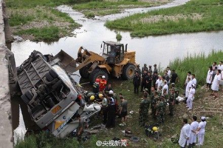 吉林载28人旅游大巴坠桥 已致11人遇难
