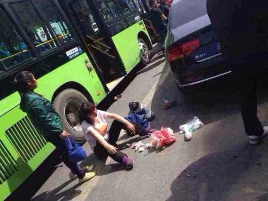 北京密云公交车与小轿车相撞 致3死20伤