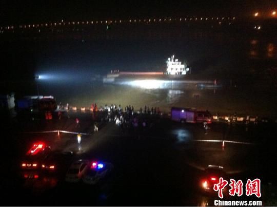 重庆一艘货船深夜在长江翻沉 两人失踪