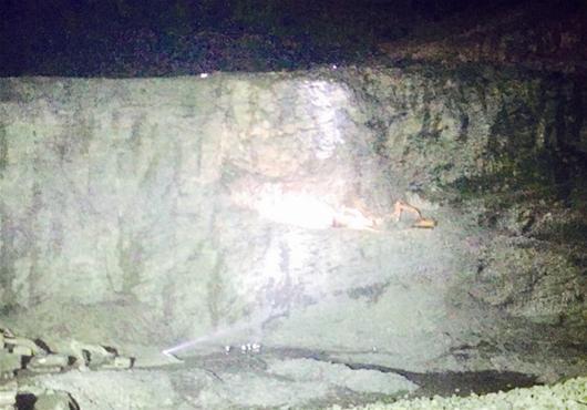 湖北黄石采石场发生垮塌 10人获救5人被困