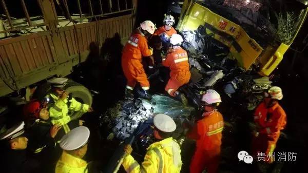 兰海高速发生惨重交通事故 4人当场死亡