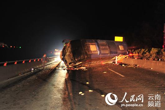 汕昆高速昆石段发生交通事故 3人死亡2人受伤