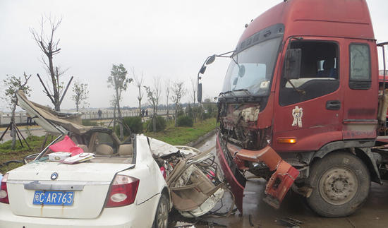 福建泉州发生货车与小车相撞事故 致4人身亡