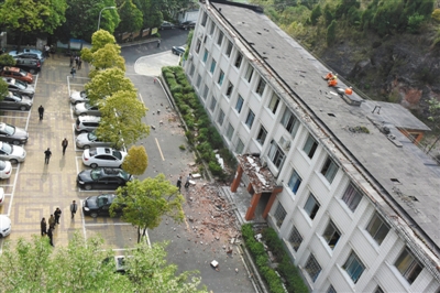 贵州凯里一学校护墙垮塌 致学生2死3伤