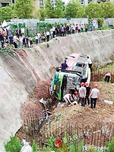 重庆一公交与小车相撞坠进工地 2死7伤