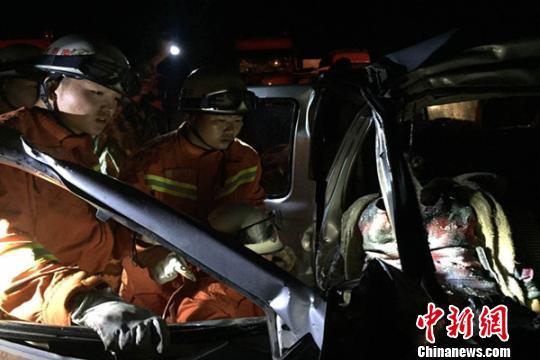 云南楚大高速发生6车连环相撞事故 2人死亡