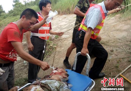 江西境内实载57人大客车追尾侧翻 已致6死25伤