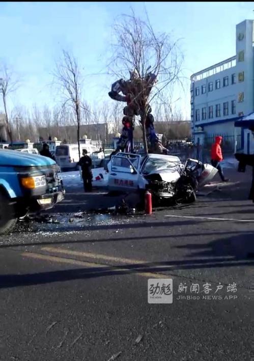 哈尔滨一货车与教练车相撞 事故造成三人死亡