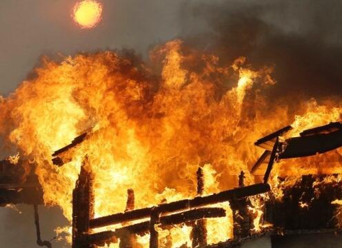 美加州山火肆虐致10死2万人被疏散 现场如炼狱