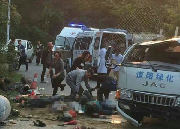 湖南郴州市发生一起翻车事故 致12死19伤