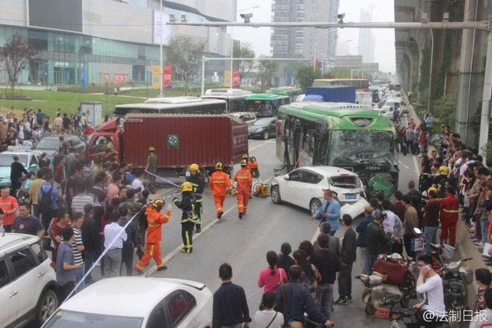 武汉发生6车追尾事故致7人被困