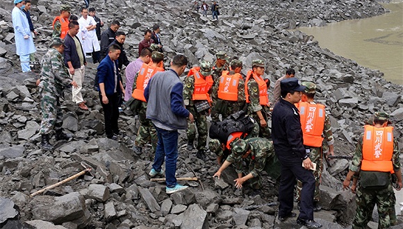 四川茂县山体垮塌已有35人确认安全 仍有73人失联