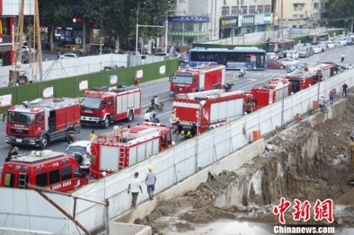 事发后多辆消防车赶到现场救援。　董飞 摄