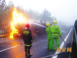 京沪高速20吨乙醇槽车追尾后爆炸起火(组图)