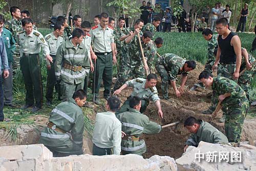 新疆和田工地围墙倒塌致两死两重伤(图)