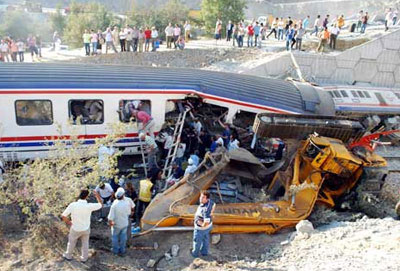 当地时间8月27日，土耳其发生火车与挖掘机相撞事故，造成至少4人死亡。图为事故现场。