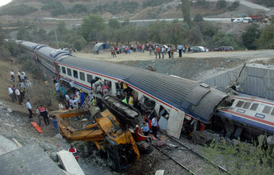 火车与挖掘机相撞造成3节车厢脱轨。