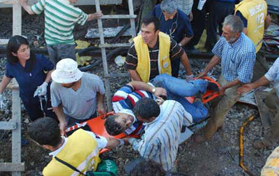救援人员将伤者送往医院。
