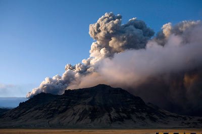 受冰岛火山灰弥漫北欧上空影响，多家航空公司昨天取消部分往返欧洲和樟宜机场的航班，昨晚有17个航班取消，影响数千名旅客。更有旅客从前晚就滞留机场，希望航班恢复后即刻继续行程。图中显示，火山在当地时间16日仍然喷出火山灰。（路透社）