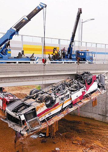 韩国旅游巴士坠桥12人死亡12人伤(图)