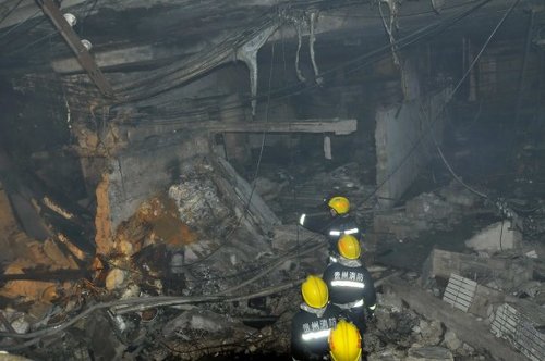 12月5日，消防队员进入爆炸事故现场。新华社发(陈沛亮 摄) 