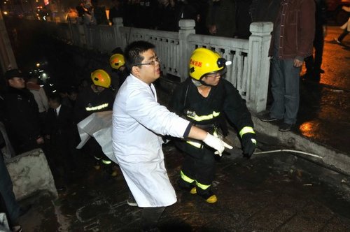 12月5日，救援人员在现场施救。新华社发(陈沛亮 摄) 