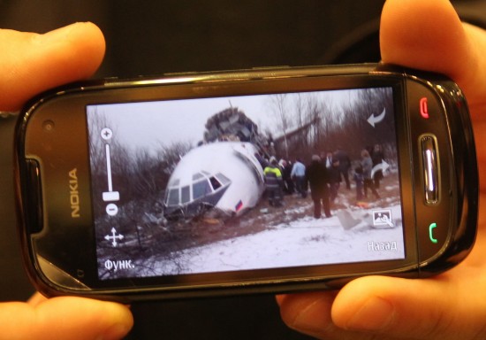 12月4日，出事飞机上的乘客用手机拍摄了飞机迫降后的现场情况。新华社记者鲁金博摄