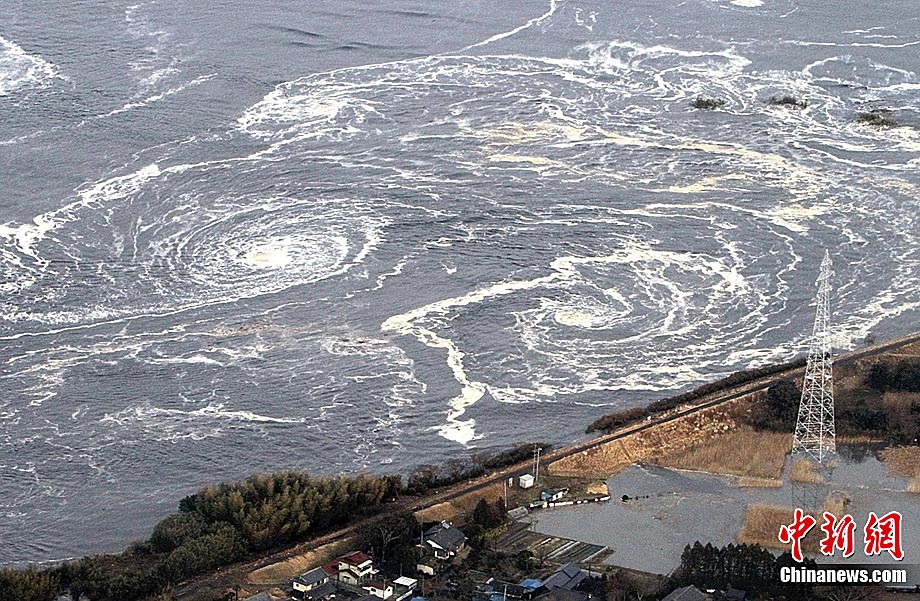 日本发生强烈地震 海面产生巨大漩涡