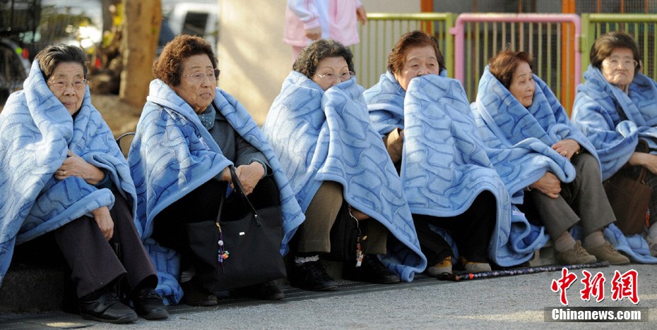 东京民众披毛毯街头避险