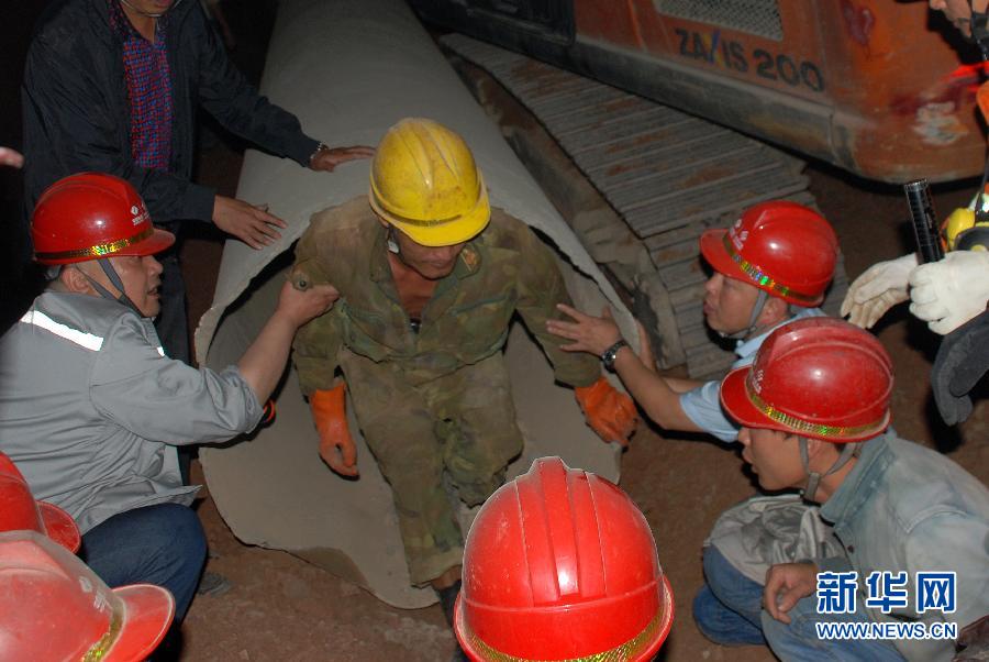 云南昆明市隧道冒顶事故12名被困人员被救出