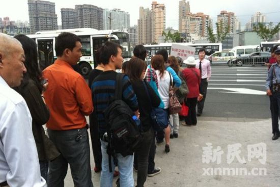 上海地铁10号线公交接驳线一辆车运载108名乘客