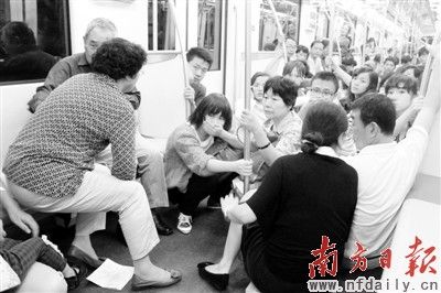 上海地铁追尾事故亲历者:相撞瞬间想到动车事故