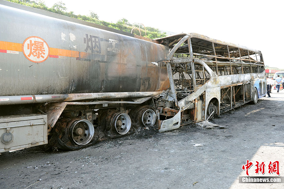 延安36死交通事故目击：客车被烧得仅剩下框架