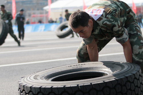 个人体能之轮胎推行 单只轮胎重量超过80kg