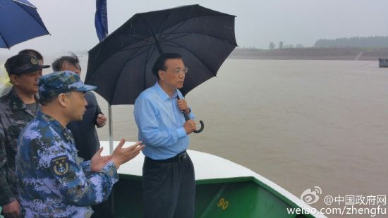 李克强冒风雨再赴事故现场指挥救援