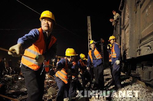 胶济铁路挑灯夜战抢畅通 铁轨完成重新铺设[组图]