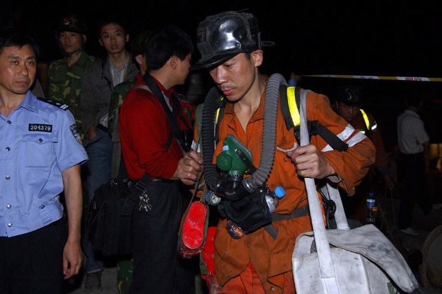 5月30日，一名搜救队员对自己的搜救设备进行检查。