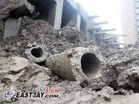 目击者称上海倒塌楼房昨晚已开始倾斜
