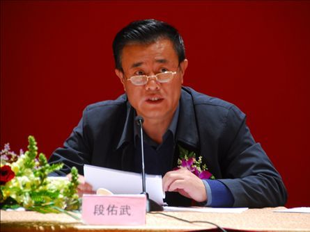 中华全国总工会劳动保护部副部长  段佑武在主席台上发言