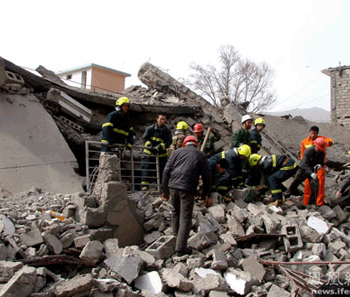 玉树洲消防支队官兵已救出28被埋人员